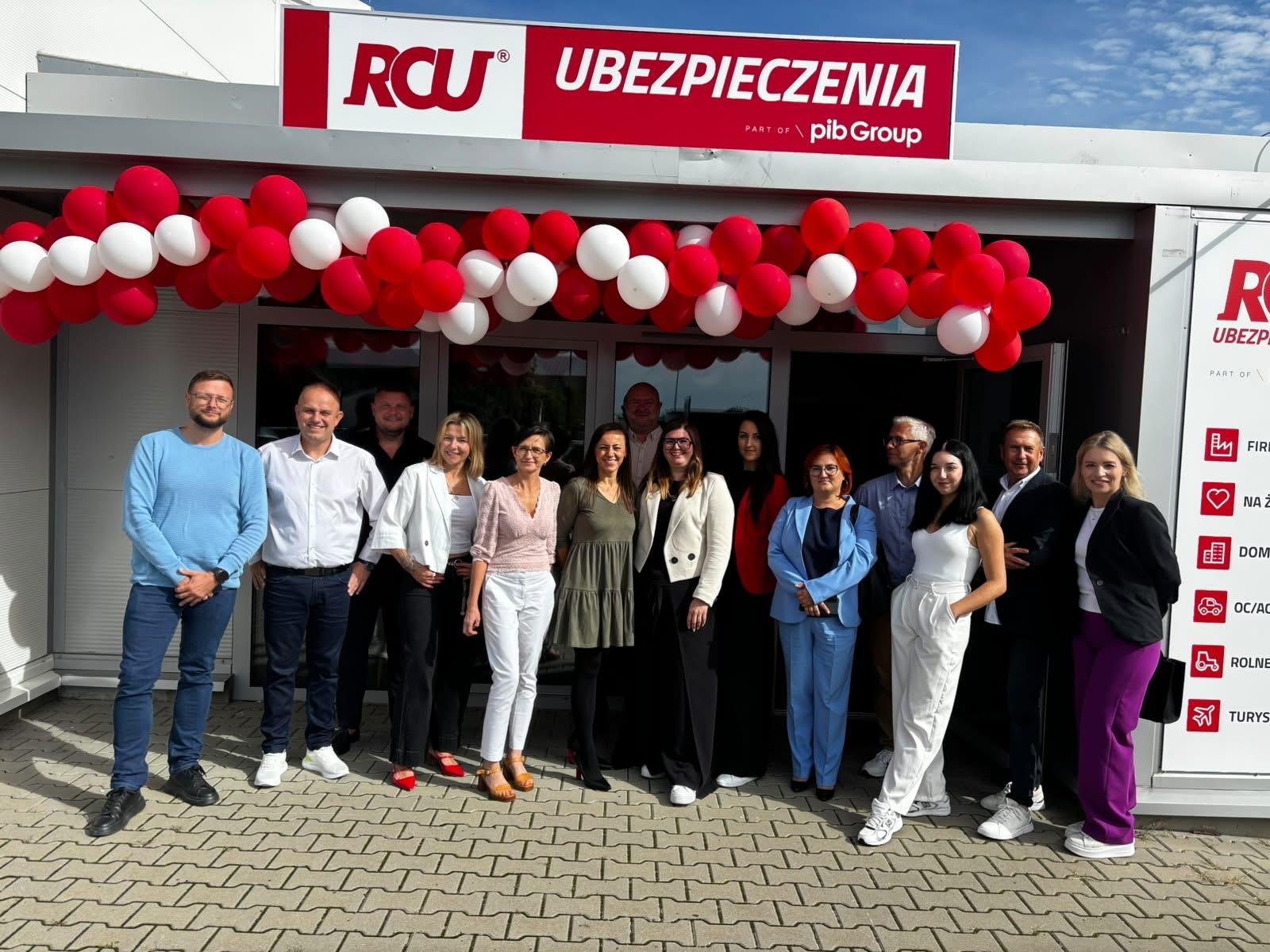 Uczestnicy otwarcia biura RCU Ubezpieczenia w Tarnowie Podgórnym